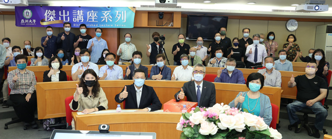 信义企业集团创办人周俊吉至亚洲大学演讲「永续发展」，并提到大学与产业若能同时做好社会责任，会让永续更深化。(图/信义房屋提供)