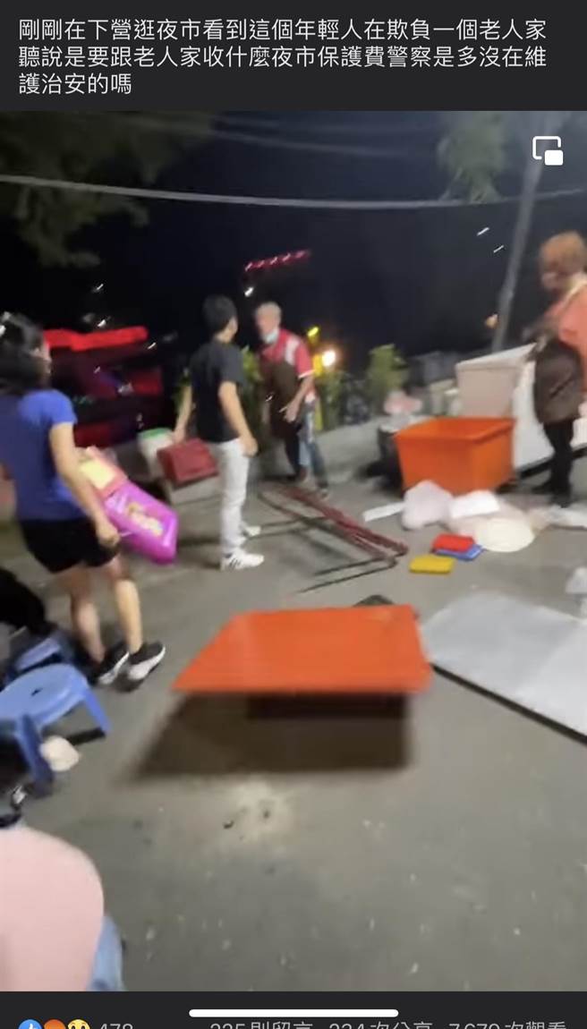 台南市下營夜市10日傳一名年輕男子向攤販強索夜市保護費不成，除了翻桌還勒住脖子，有民眾目擊拍下PO網。（摘自「我是下營人」臉書／張毓翎台南傳真）