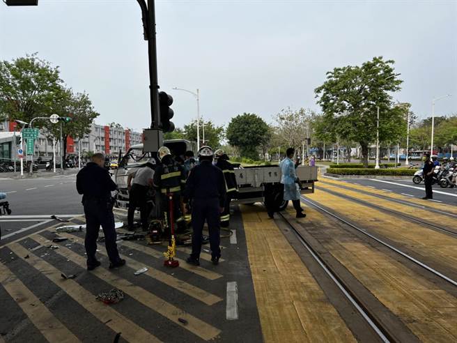 有台货车行经前镇区凯旋、中山路口时，不慎撞到交通号志，货车车头全撞凹，卡在行驶轨道动弹不得，造成轻轨一度停驶。（高捷提供）