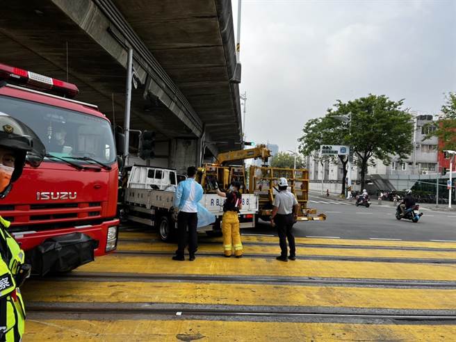有台货车行经前镇区凯旋、中山路口时，不慎撞到交通号志，货车车头全撞凹，卡在行驶轨道动弹不得，造成轻轨一度停驶。（高捷提供）