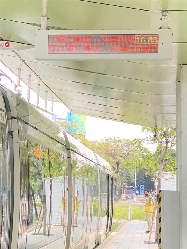 高雄轻轨一度因车祸事故停驶。（记者爆料网提供）