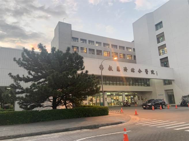 花莲奥斯卡餐酒馆传播链今外溢慈济医院，引发院内感染，造成医护、病房患者、看护等14人染疫，院方即起至24日止，全面不开放探病。（罗亦晽摄）