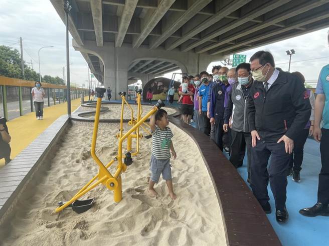 桃園市府在台66橋下打造新屋區頭洲魅力公園，期盼成為民眾休憩好去處。（呂筱蟬攝）