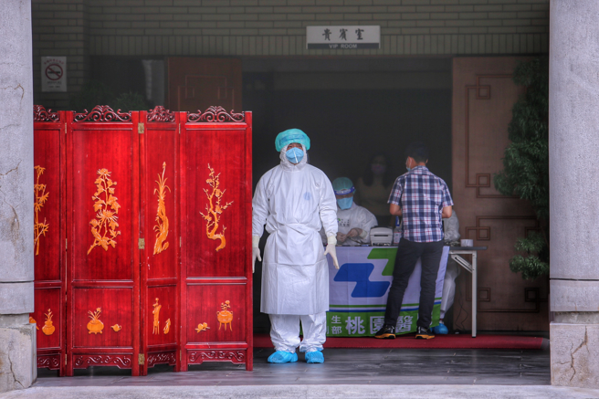 行政院證實有3名駕駛確診新冠肺炎，11日在院內開設篩檢站，供院內職員、司機及外包清潔員等工作人員篩檢。（黃世麒攝）