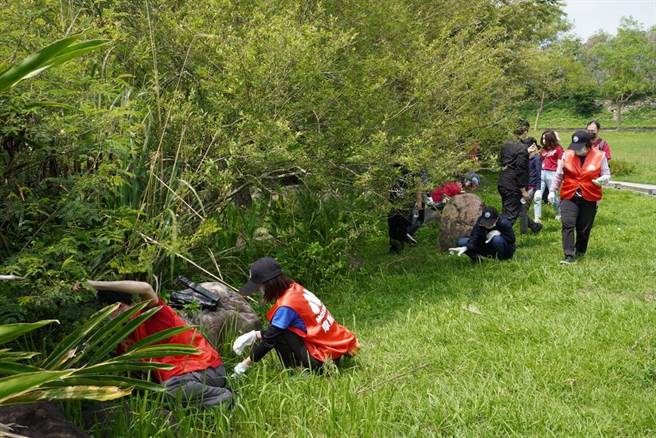 雪霸国家公园管理处结合民间企业，共同移除外来动植物。（雪管处提供／李京升苗栗传真）