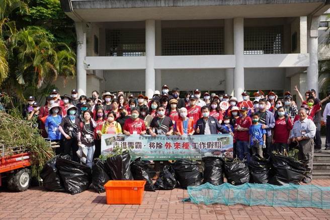 眾人移除外来种成果丰硕。（雪管处提供／李京升苗栗传真）