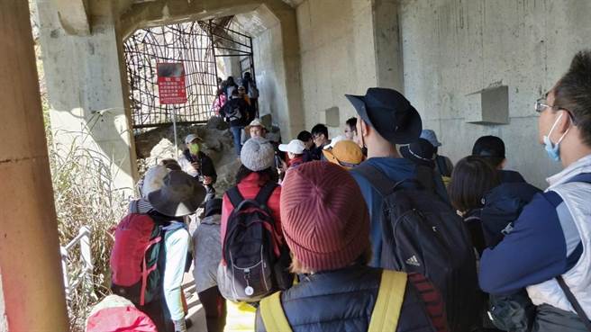 每逢假日，眠月线崩塌地前等待通行的游客眾多，嘉义林管处11日宣布，6月1日起台湾一叶兰保留区进入人数将从500人降载为350人。（嘉义林管处提供／张亦惠嘉县传真）