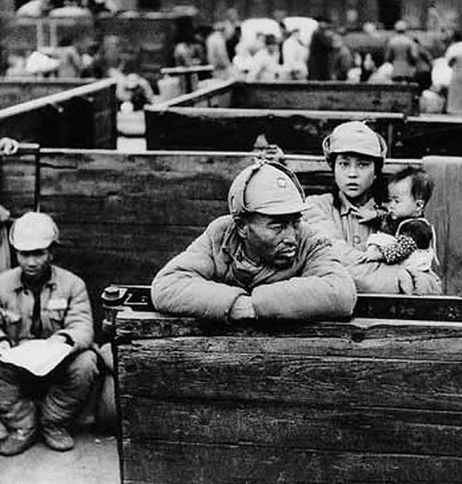 1949年在南京浦口等待撤离的民眾。（凤凰卫视台提供）