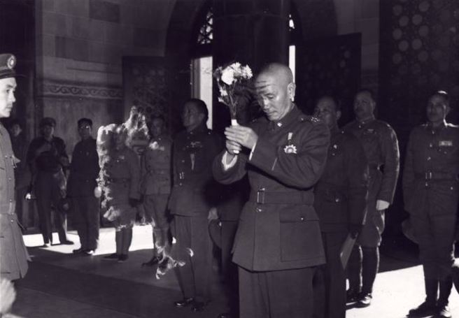 1949年1月16日，蒋介石决定下野之前，往谒广州中山陵向总理孙中山告别，当时他并不知道，日后再也没有机会回到总理面前。（中天电视提供）