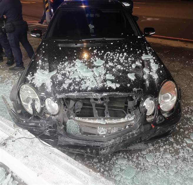 賓士毒蟲拒檢還拖行員警，勇警負傷逮捕送辦。(翻攝照片／蔡依珍桃園傳真)