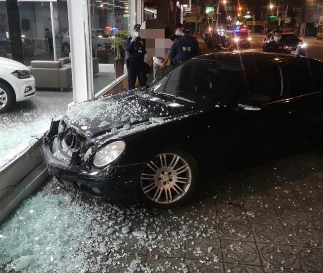 賓士毒蟲拒檢還拖行員警，勇警負傷逮捕送辦。(翻攝照片／蔡依珍桃園傳真)