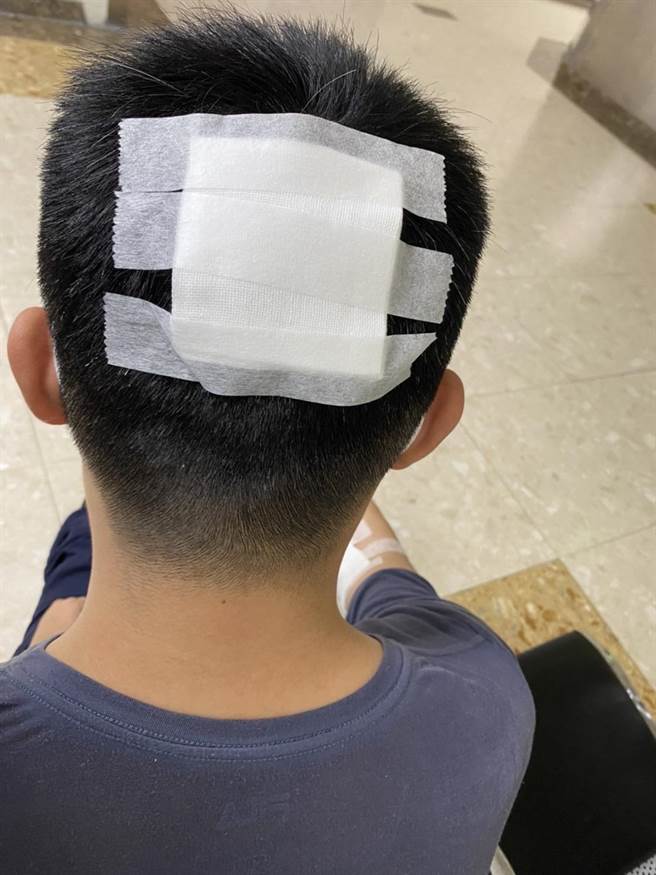 賓士毒蟲拒檢還拖行員警，勇警負傷逮捕送辦。(翻攝照片／蔡依珍桃園傳真)