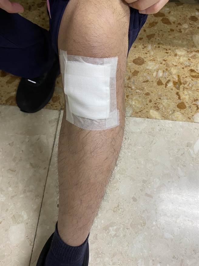 賓士毒蟲拒檢還拖行員警，勇警負傷逮捕送辦。(翻攝照片／蔡依珍桃園傳真)