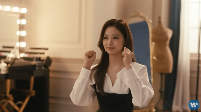 周子瑜给自己的团体TWICE成立五周年加油打气。（图／取自YouTube）