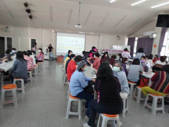 桃園10日舉辦的八德龜山區托育人員在職訓練課程，因原場地臨時徵用為快篩站，導致80名保母擠在空間較小且沒隔板的活動中心上課，讓參加的保母擔憂有染疫風險。（朱珍瑤提供／蔡依珍桃園傳真）