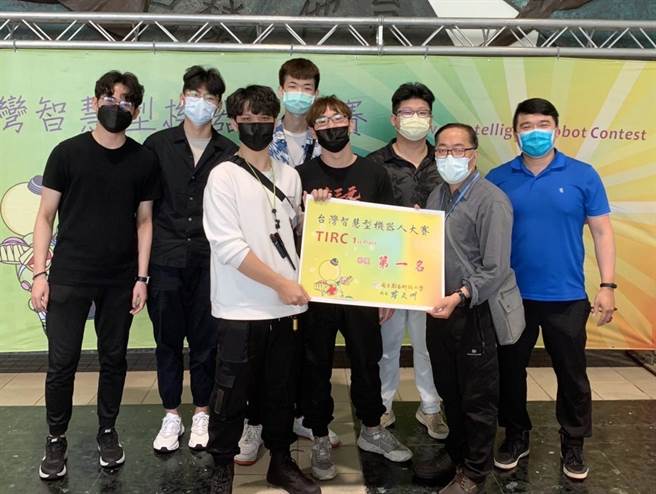 龙华科大学子勇夺大专组自走车无轨道避障竞速竞赛第一名殊荣。(校方提供／蔡依珍桃园传真)