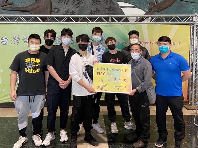 龙华科大学子荣获大专组竞速接力走循迹车竞赛第二名佳绩。(校方提供／蔡依珍桃园传真)