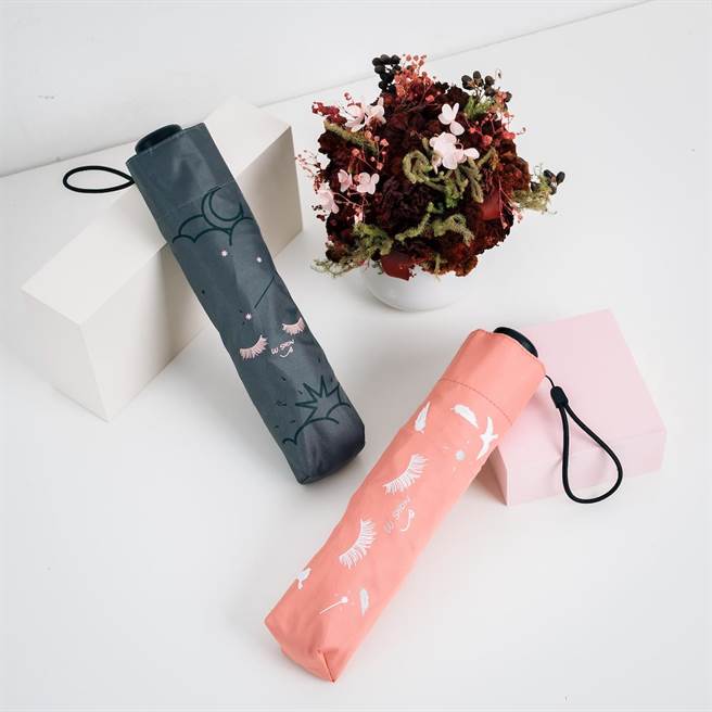 满额赠-萌萌闭眼两用晴雨伞 可累赠。（Ｗ.SHOW提供）