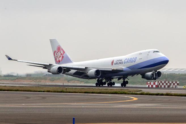 （華航3月貨運收入再破百億，近期接獲美洲地區防疫物資相關包機需求。圖／華航提供）