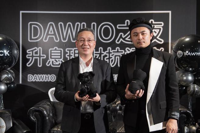 （永豐銀行數位帳戶「大戶DAWHO」攜手法國時尚品牌「BLVCK」推出限量黑虎玩偶為聯名專屬設計，打造金融時尚。左為永豐銀行總經理莊銘福。圖／永豐銀行提供）