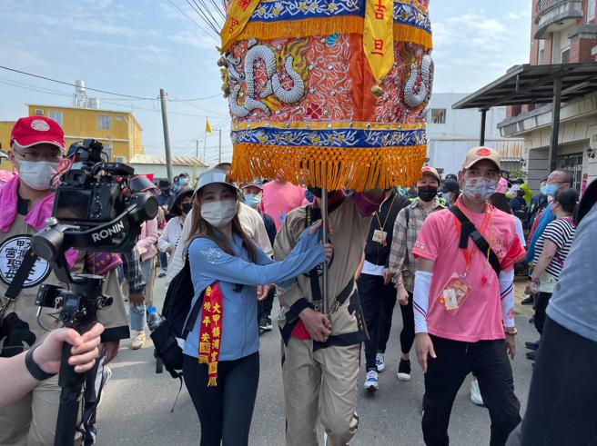 宇珊日前興奮參加台灣地方年度盛事「大甲媽祖遶境」，心情期待興奮。（UV100提供）