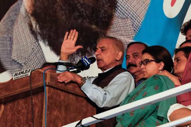 (左)巴基斯坦新任总理，反对阵营领袖夏巴兹．夏立夫（Shehbaz Sharif）。 (图/路透社) 