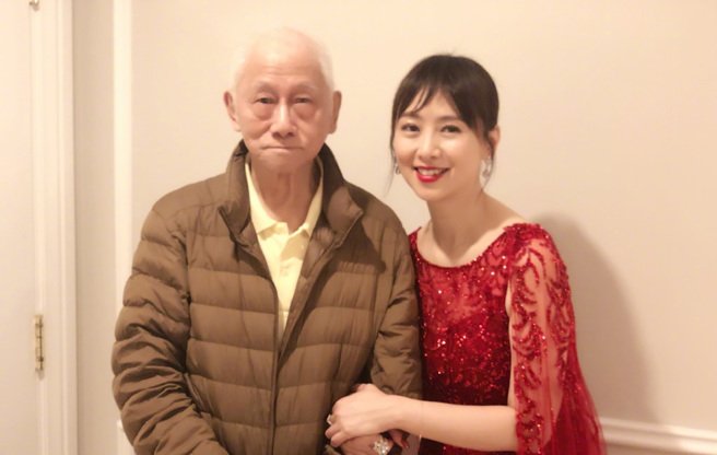 翁虹与年迈的父亲。（图／微博@翁虹）