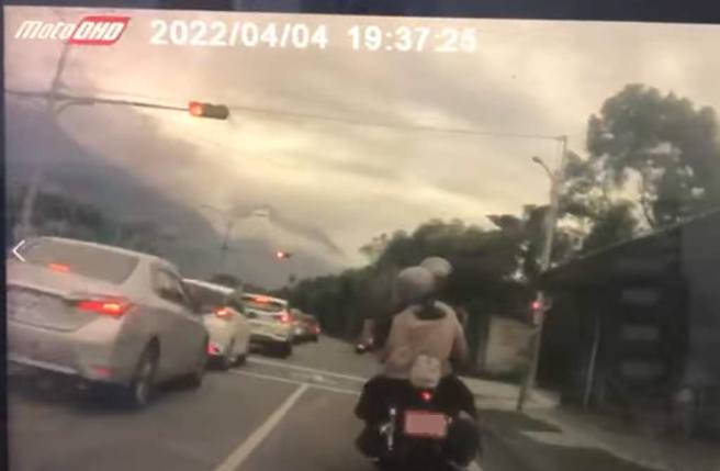 一辆红牌重机行驶在机慢车道上还闯红灯。（截自《WoWtchout - 地图型行车影像分享平台》影片）