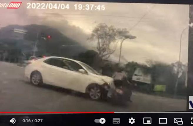 结果下个路口重机遭左转车辆撞上。（截自《WoWtchout - 地图型行车影像分享平台》影片）