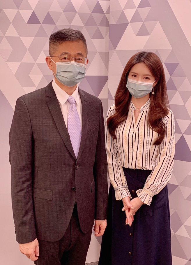 台灣運彩總經理林博泰(左)上時來運轉節目，與主持人尉遲佩玉(右)談運彩眉角。(林勝發攝)