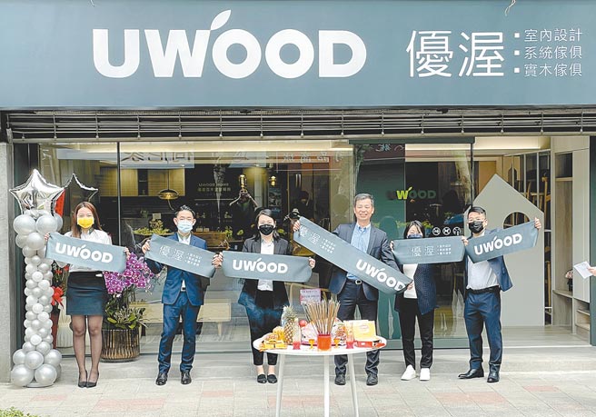 「优渥二代民生店」开幕，集团董事长陈国都（右三）期许二代民生店走进社区商圈，贴近消费者生活，提供优质多元居家设计服务。图／业者提供