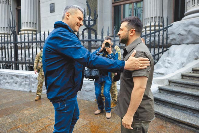 繼英國總理強生之後，奧地利總理內哈默（左）也造訪基輔，會見烏克蘭總統澤倫斯基表達支持。難道烏克蘭戰爭，只是限於白人之間的戰爭嗎？（摘自烏克蘭總統府官網）