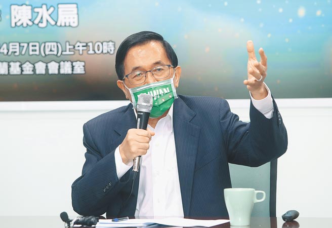 前总统陈水扁7日举行「国务机要费案国际记者会」，亲自说明在任内国务机要费的各笔支出明细，为自己辩驳前总统。陈水扁揭露当年以国务机要费资助民运人士王丹，收受20万美元。国民党立委李德维认为，王丹拿了民进党的钱，不断攻击国民党，这笔钱变成为「政党之私」的运用。（本报资料照片）