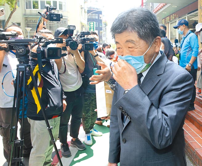 儘管国内疫情延烧，卫福部长陈时中10日仍到义光教会演讲，他期盼全民能下载「台湾社交距离APP」，透过科技防疫。（陈君玮摄）