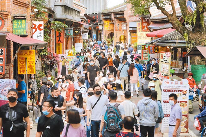 陳時中要推升台灣社交距離App下載量至1200萬，專家和國民黨立委質疑並憂心是「以疫情之名，行監控之實」。圖為10日全台各地天氣晴朗，新北市的深坑老街遊客如織，民眾都戴上口罩，做好自身防護。（黃世麒攝）