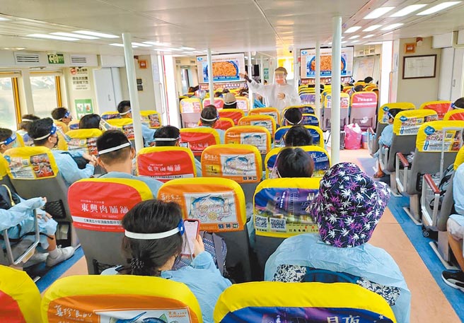 屏東小琉球民宿業者曾跨海至天上人間小吃部消費後確診，屏縣衛生局緊急匡列86人搭船採檢。（屏縣府提供／林和生屏東傳真）