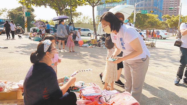 民眾党立委赖香伶10日下午在桃园区风禾公园拜票时，接到主席柯文哲来电致歉。（蔡依珍摄）