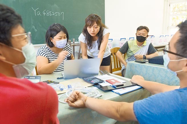 公教退抚新制将排入立院审查，全教总希望先召开公听会再审查。图为《活力鲜师的行动教室》每天都安排不同学校与老师共备数学教学。（黄子明摄）