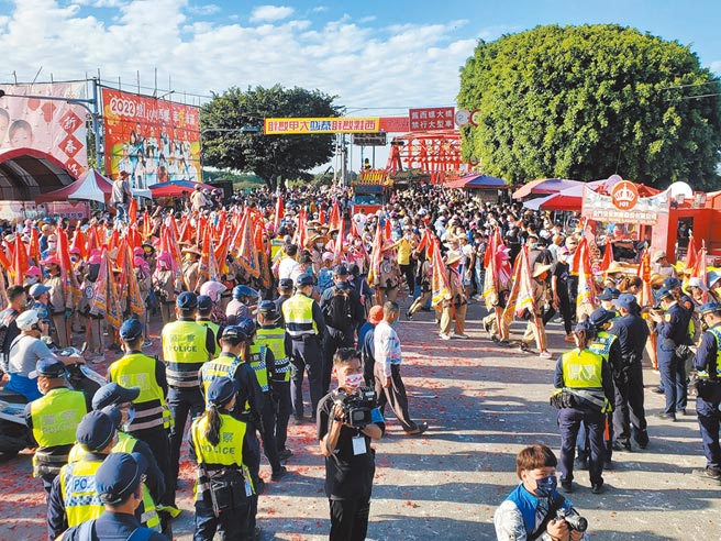 云林县民眾热情迎接大甲妈祖遶境，今年人山人海信徒中，有一群穿萤光背心的警察特别显眼，云林县警局部署500名警力。（周丽兰摄）
