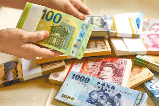 俄乌战事掀起全球通膨，也让美元强势再起，而非美货币走势分歧，欧元、英镑、日圆疲软，澳币、人民币转强。（本报资料照片）