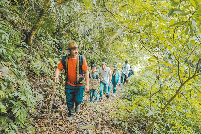 延平鄉武陵部落卡那歲工作坊主人必勇（左一、著紅衣者）帶領遊客探尋山林。（台東縣府提供／蔡旻妤台東傳真）