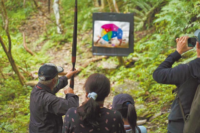 來到台東縣延平鄉武陵部落卡那歲，體驗布農狩獵文化。（蔡旻妤攝）