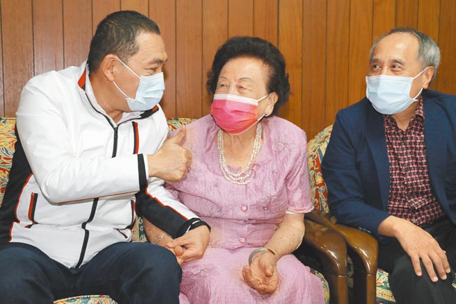 母親節將至，新北市長侯友宜（左）10日特地前往三重區向獲選今年模範母親代表的王施珍珍（中）祝賀。（葉書宏攝）