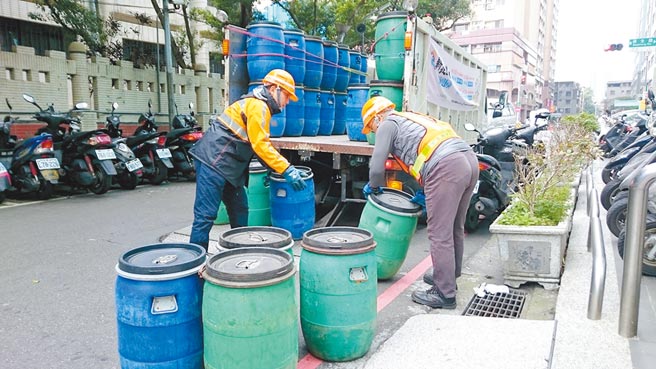 新北市清潔隊員平均每年約200人退休，至今年2月止，全市編制5298人，但實際人數僅有5207人，缺額達91人。（新北市環保局提供／葉書宏新北傳真）