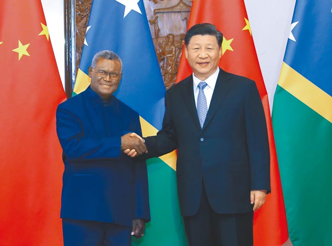 中國和索羅門群島擬簽訂安全條約，引發西方國家擔憂。圖為2019年10月9日，中國國家主席習近平在北京釣魚台國賓館會見索羅門群島總理蘇加瓦瑞。（新華社）