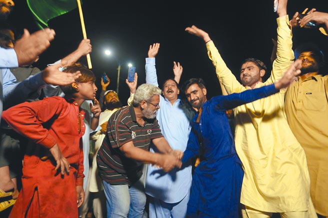 巴基斯坦「国民议会」表决通过不信任动议，街头上反对党支持者闻讯欣喜若狂。（美联社）