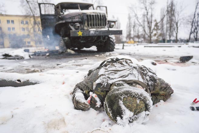 烏克蘭總統澤倫斯基發表全國談話，再度呼籲各國停止與俄羅斯貿易，烏國也宣布完全禁止俄國商品進口。此前，美國也已暫停對俄羅斯與白俄羅斯的貿易關係。圖為俄烏戰爭之下烏克蘭首都基輔慘況。（美聯社）