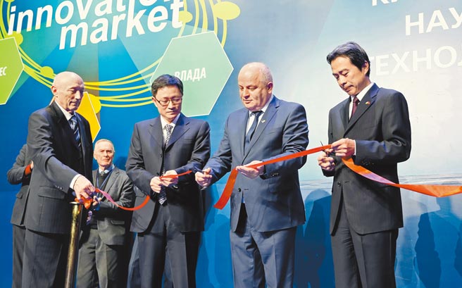 美國《外交政策》雜誌認為，短期內大陸不至於強行迫台統一。圖為2017年中國、烏克蘭科技創新展在基輔開幕。（新華社）