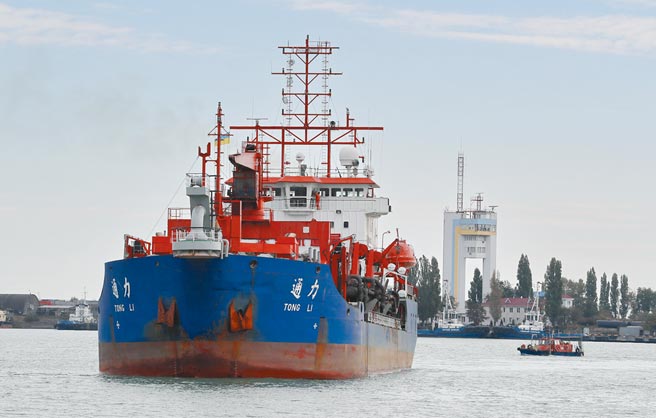 北京迄今没有正面谴责过俄罗斯，乌克兰学者称，民眾失望的情绪日后恐会转移到反对「一带一路」倡议协议上。图为一艘大陆疏浚船在乌国敖德萨的港口作业。（新华社）