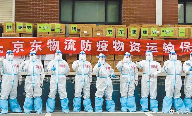 为帮助上海物资保供，包括阿里、美团、京东、叮咚买菜、拼多多等网路平台，宣布从各地增派人手保障物资派送。（摘自微博）